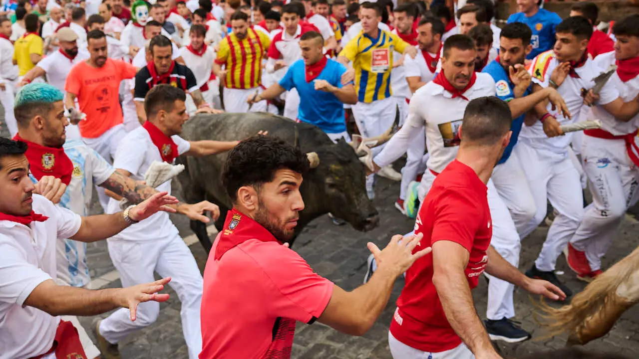 Quinto encierro de San Ferm&iacute;n 2026 con toros de Jos&eacute; Escolar en la curva de Telef&oacute;nica. PABLO LASAOSA