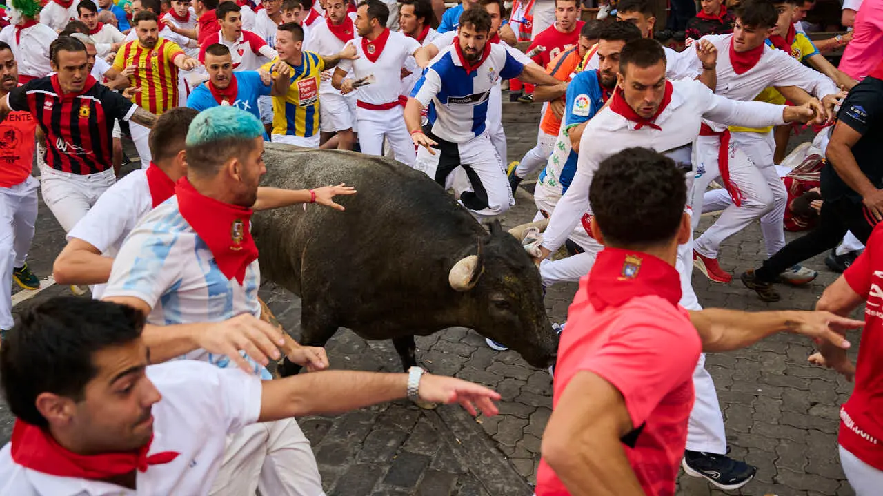 Quinto encierro de San Ferm&iacute;n 2026 con toros de Jos&eacute; Escolar en la curva de Telef&oacute;nica. PABLO LASAOSA