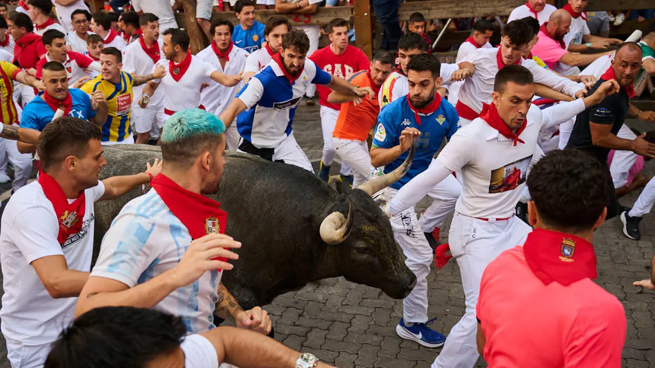 Quinto encierro de San Ferm&iacute;n 2026 con toros de Jos&eacute; Escolar en la curva de Telef&oacute;nica. PABLO LASAOSA