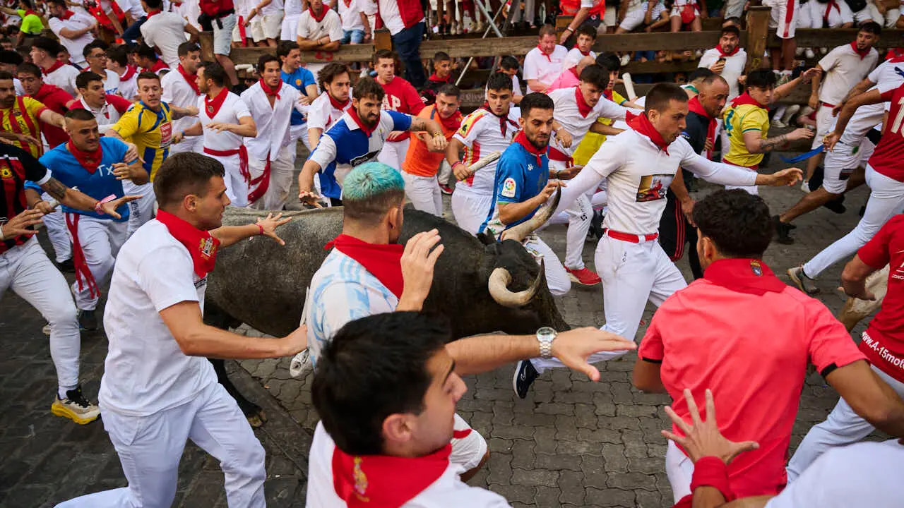 Quinto encierro de San Ferm&iacute;n 2026 con toros de Jos&eacute; Escolar en la curva de Telef&oacute;nica. PABLO LASAOSA