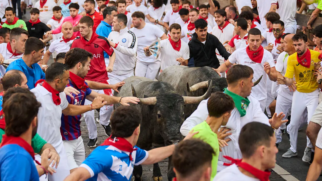 Quinto encierro de San Ferm&iacute;n 2026 con toros de Jos&eacute; Escolar en la curva de Telef&oacute;nica. PABLO LASAOSA