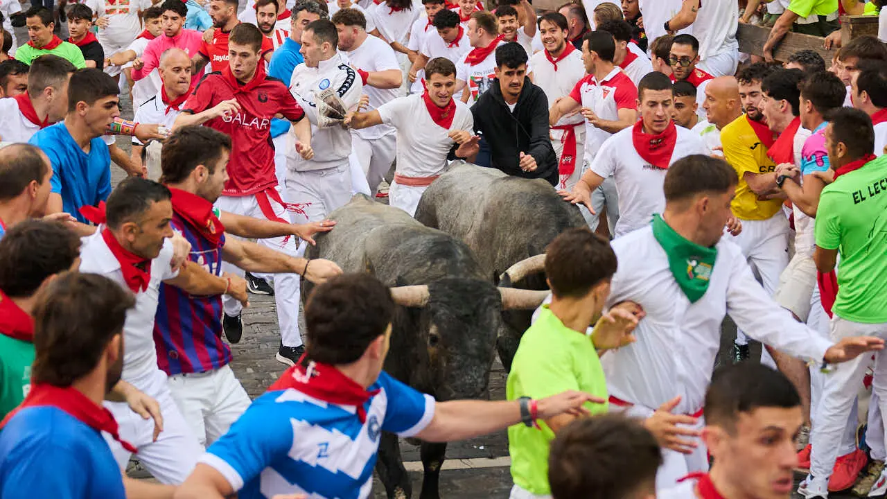 Quinto encierro de San Ferm&iacute;n 2026 con toros de Jos&eacute; Escolar en la curva de Telef&oacute;nica. PABLO LASAOSA