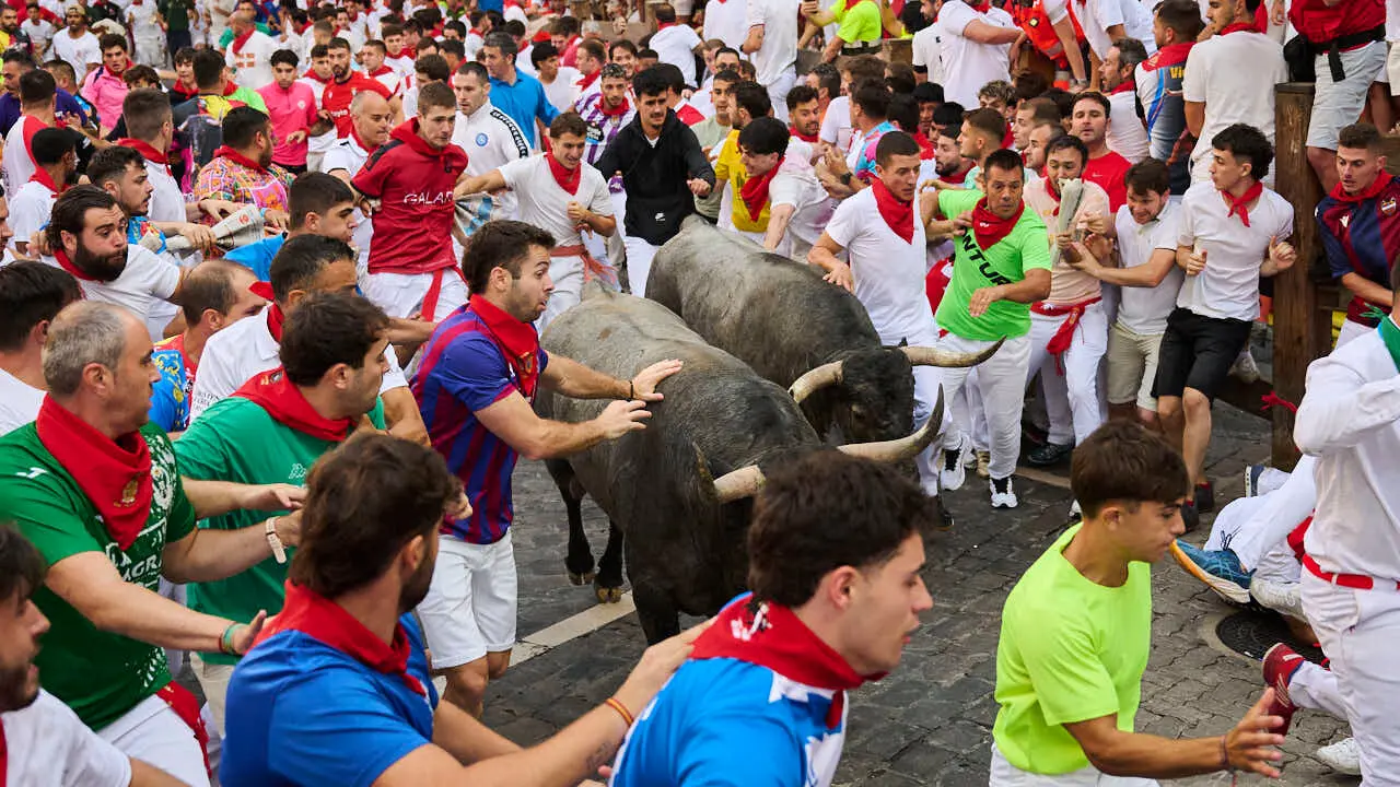 Quinto encierro de San Ferm&iacute;n 2026 con toros de Jos&eacute; Escolar en la curva de Telef&oacute;nica. PABLO LASAOSA