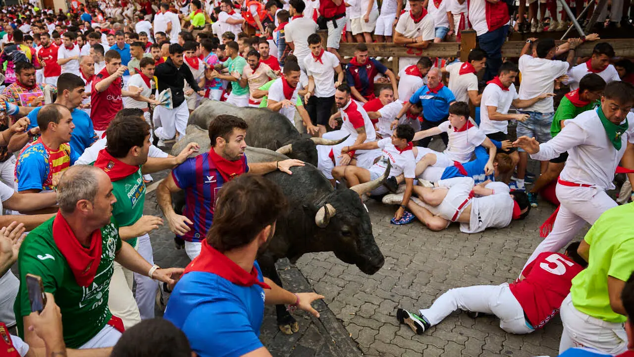 Quinto encierro de San Ferm&iacute;n 2026 con toros de Jos&eacute; Escolar en la curva de Telef&oacute;nica. PABLO LASAOSA
