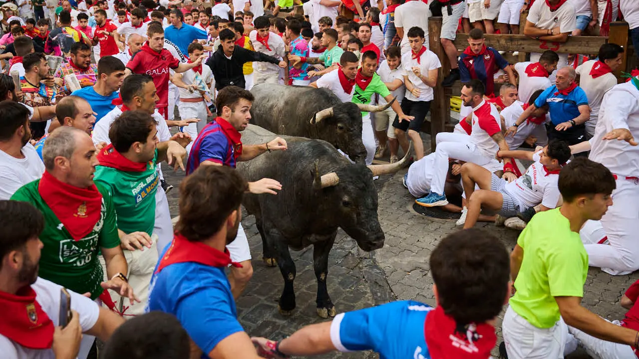 Quinto encierro de San Ferm&iacute;n 2026 con toros de Jos&eacute; Escolar en la curva de Telef&oacute;nica. PABLO LASAOSA