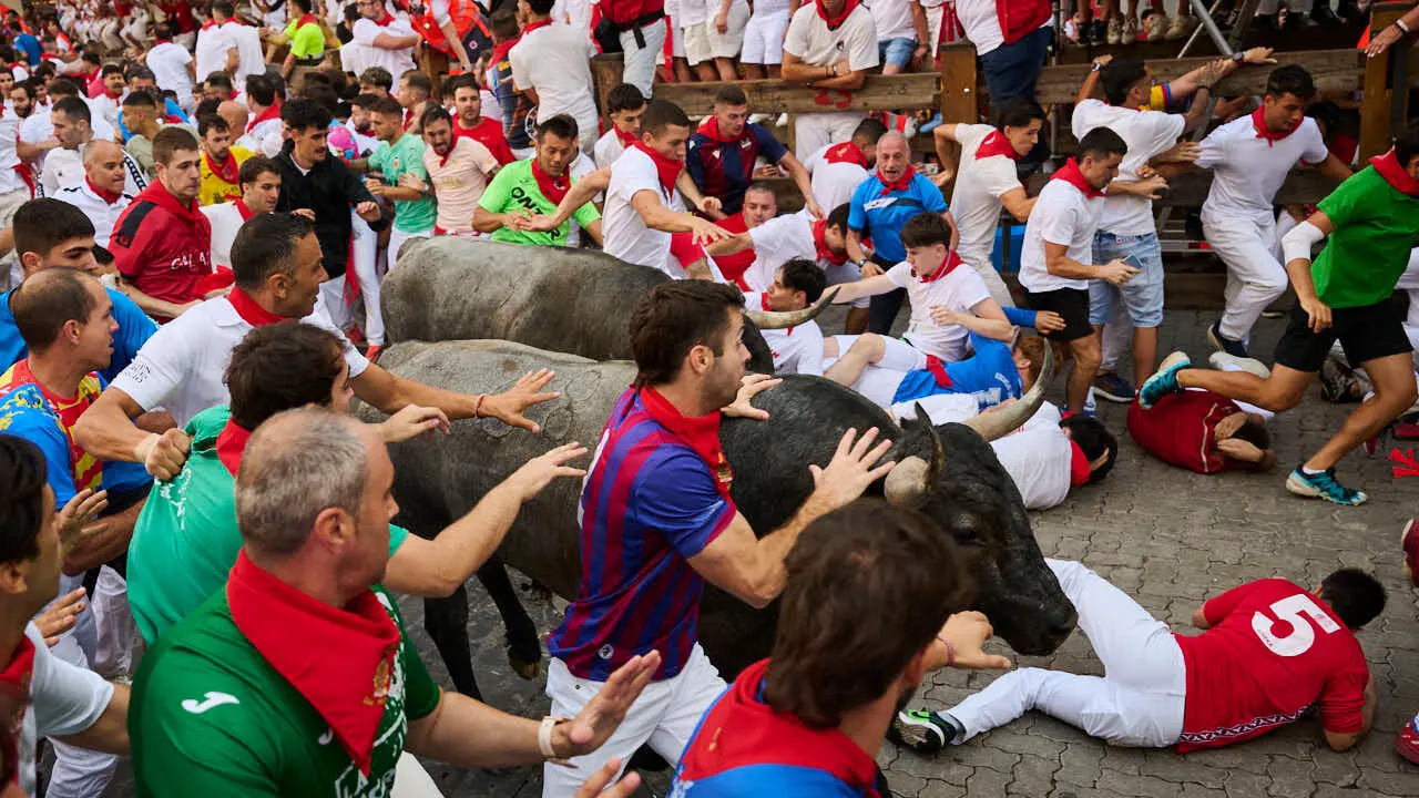 Quinto encierro de San Ferm&iacute;n 2026 con toros de Jos&eacute; Escolar en la curva de Telef&oacute;nica. PABLO LASAOSA