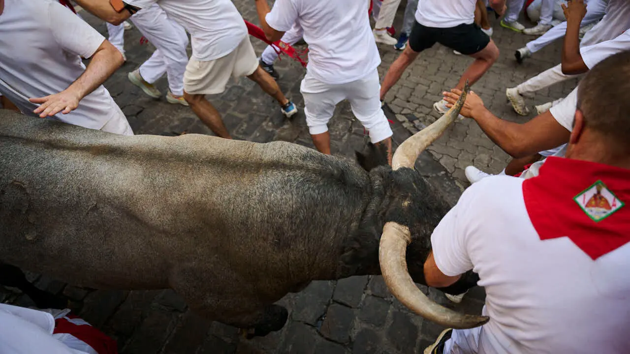 Quinto encierro de San Ferm&iacute;n 2026 con toros de Jos&eacute; Escolar en la curva de Telef&oacute;nica. PABLO LASAOSA