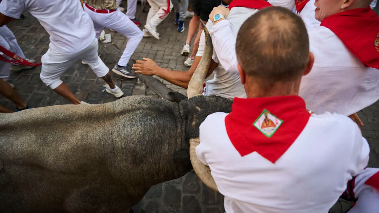 Quinto encierro de San Ferm&iacute;n 2026 con toros de Jos&eacute; Escolar en la curva de Telef&oacute;nica. PABLO LASAOSA