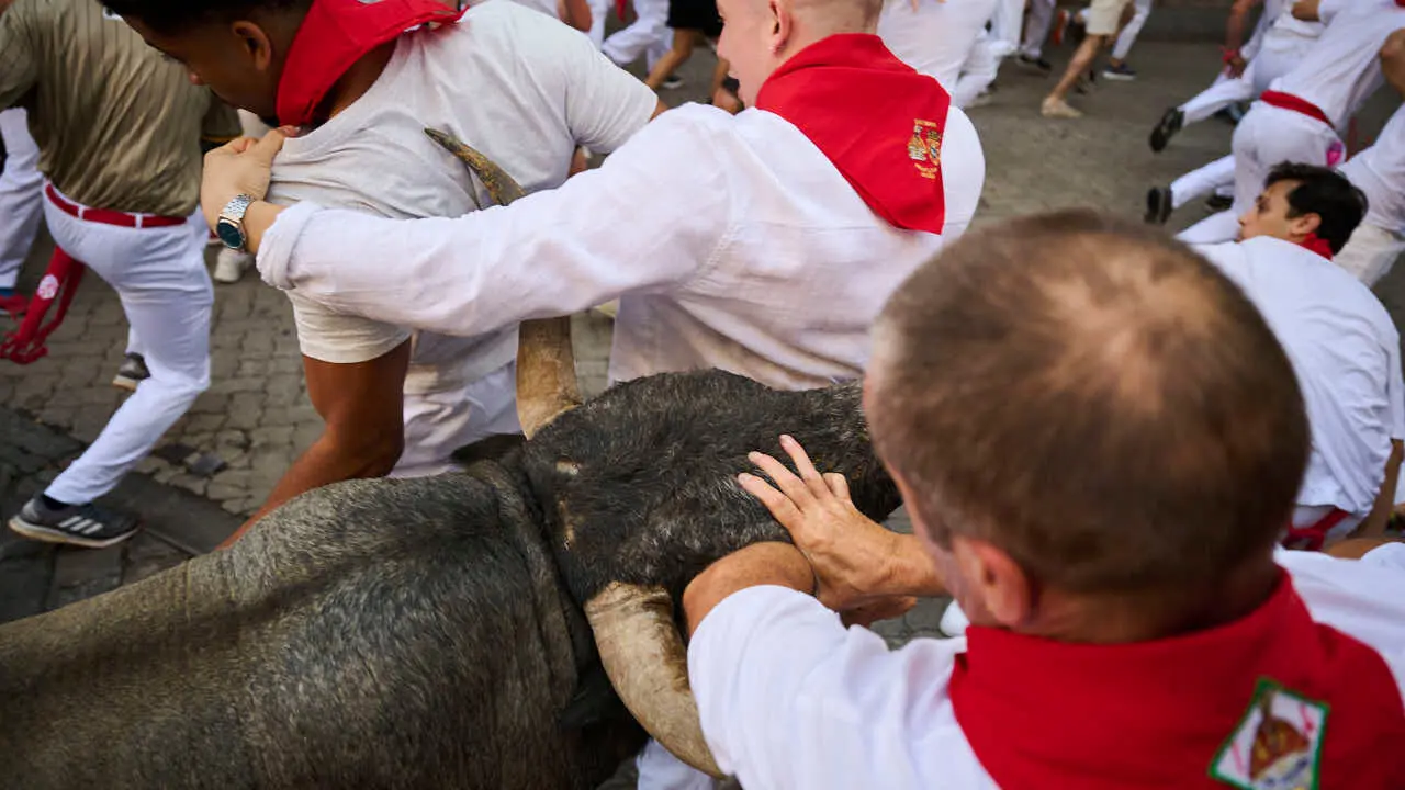 Quinto encierro de San Ferm&iacute;n 2026 con toros de Jos&eacute; Escolar en la curva de Telef&oacute;nica. PABLO LASAOSA