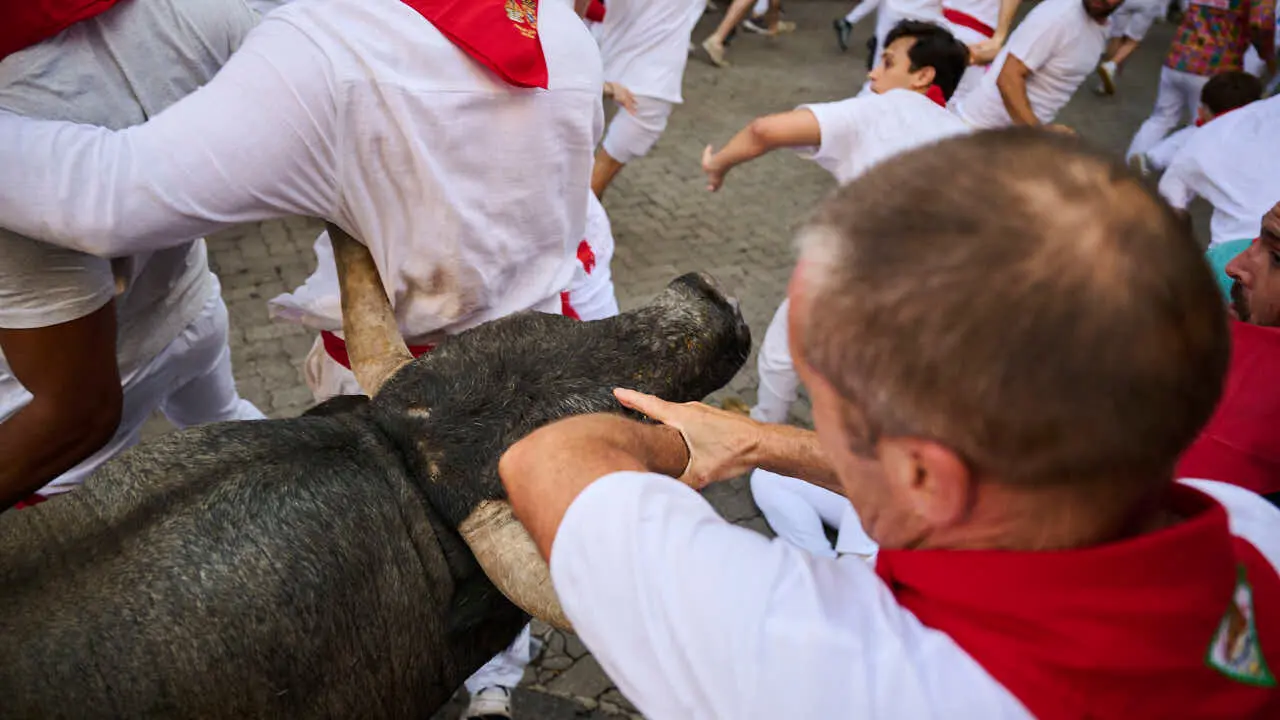 Quinto encierro de San Ferm&iacute;n 2026 con toros de Jos&eacute; Escolar en la curva de Telef&oacute;nica. PABLO LASAOSA