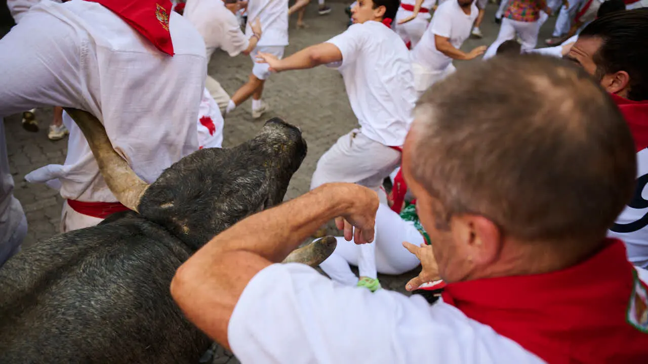 Quinto encierro de San Ferm&iacute;n 2026 con toros de Jos&eacute; Escolar en la curva de Telef&oacute;nica. PABLO LASAOSA