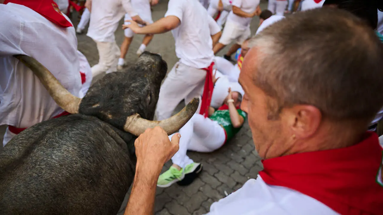 Quinto encierro de San Ferm&iacute;n 2026 con toros de Jos&eacute; Escolar en la curva de Telef&oacute;nica. PABLO LASAOSA