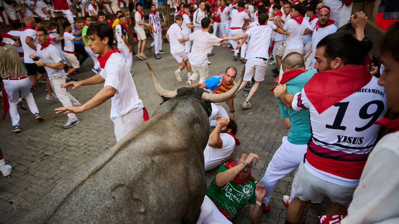 Quinto encierro de San Ferm&iacute;n 2026 con toros de Jos&eacute; Escolar en la curva de Telef&oacute;nica. PABLO LASAOSA