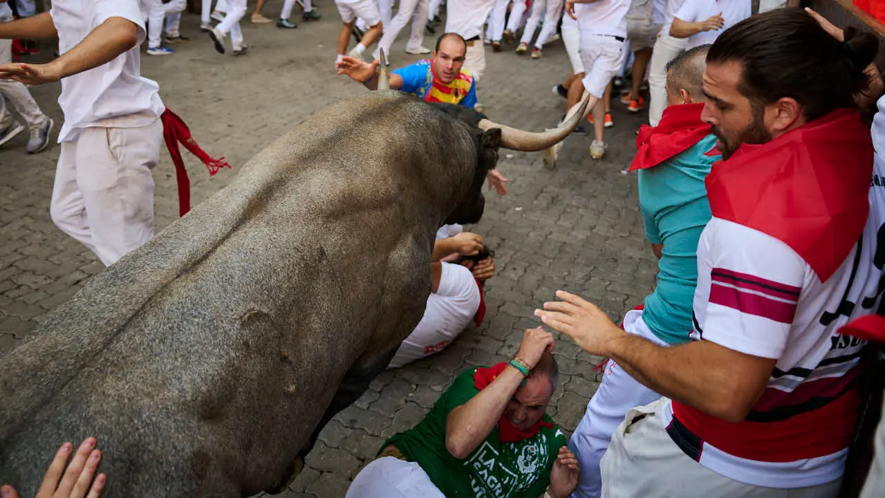 Quinto encierro de San Ferm&iacute;n 2026 con toros de Jos&eacute; Escolar en la curva de Telef&oacute;nica. PABLO LASAOSA