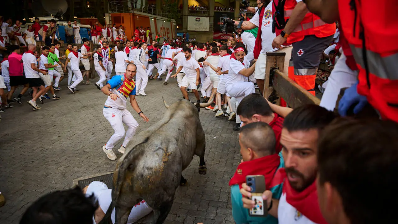 Quinto encierro de San Ferm&iacute;n 2026 con toros de Jos&eacute; Escolar en la curva de Telef&oacute;nica. PABLO LASAOSA