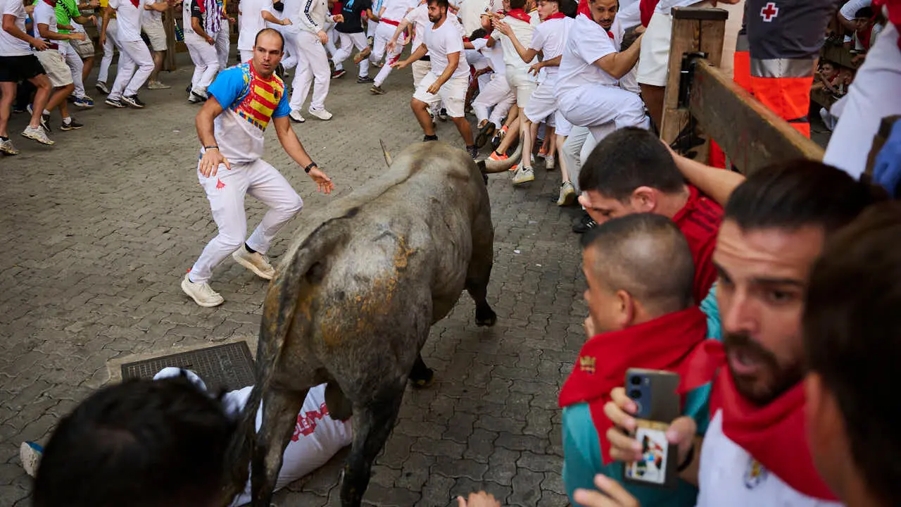Quinto encierro de San Ferm&iacute;n 2026 con toros de Jos&eacute; Escolar en la curva de Telef&oacute;nica. PABLO LASAOSA