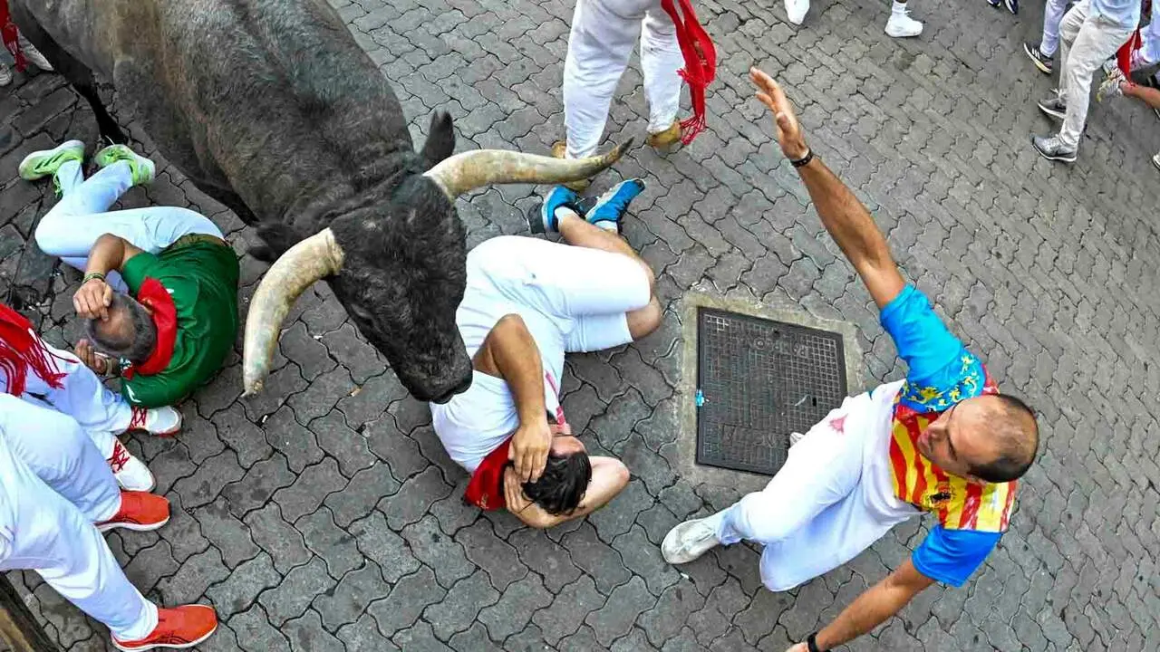 Los mozos corren ante los toros de la ganader&iacute;a de Jos&eacute; Escolar Gil durante el quinto encierro de los Sanfermines 2026 con este s&aacute;bado en Pamplona. EFE/ Daniel Fern&aacute;ndez P&eacute;rez