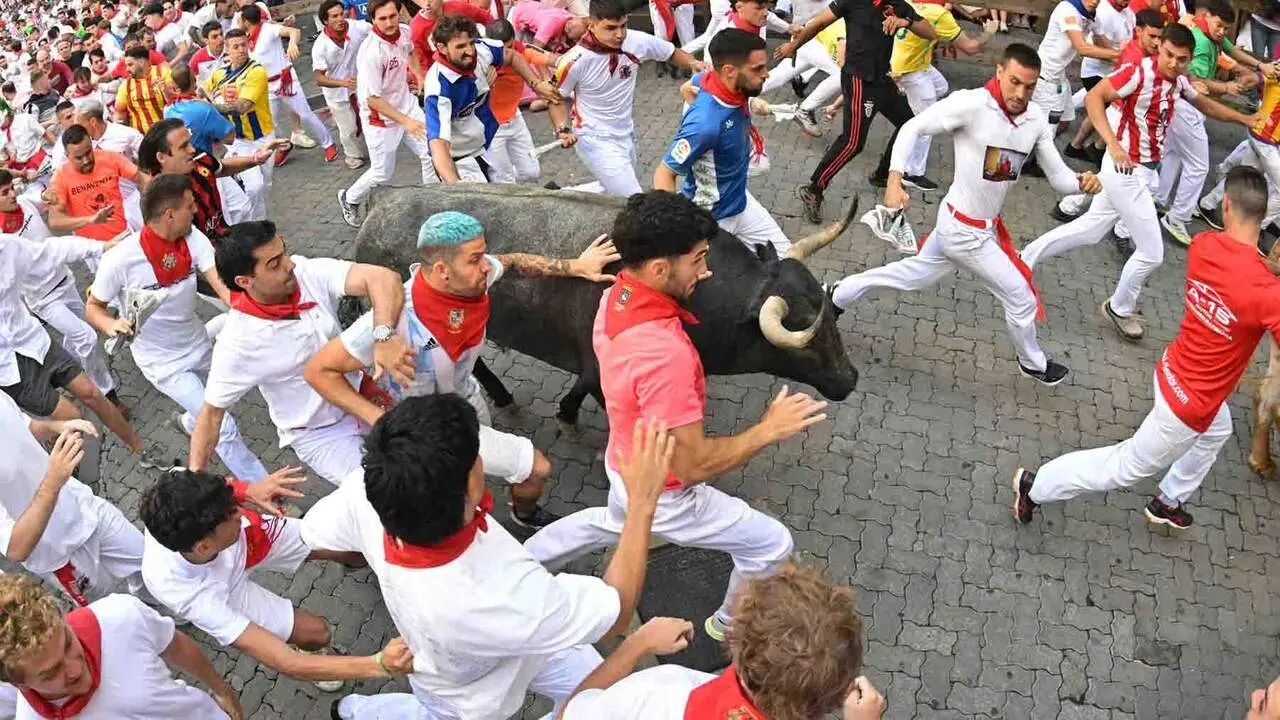 Los mozos corren ante los toros de la ganader&iacute;a de Jos&eacute; Escolar Gil durante el quinto encierro de los Sanfermines 2026 con este s&aacute;bado en Pamplona. EFE/ Daniel Fern&aacute;ndez P&eacute;rez