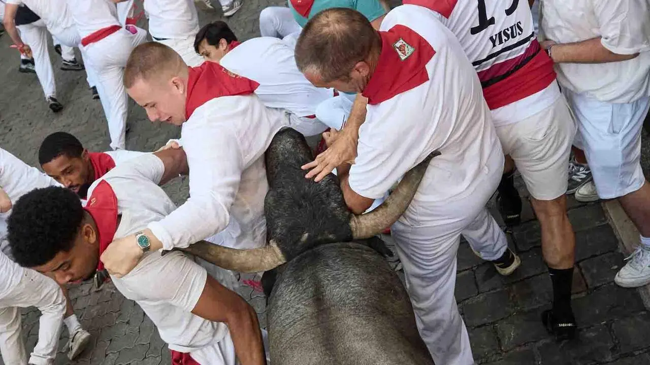 Quinto encierro de San Ferm&iacute;n 2026 con toros de Jos&eacute; Escolar en la curva de Telef&oacute;nica. Eduardo Sanz / Europa Press