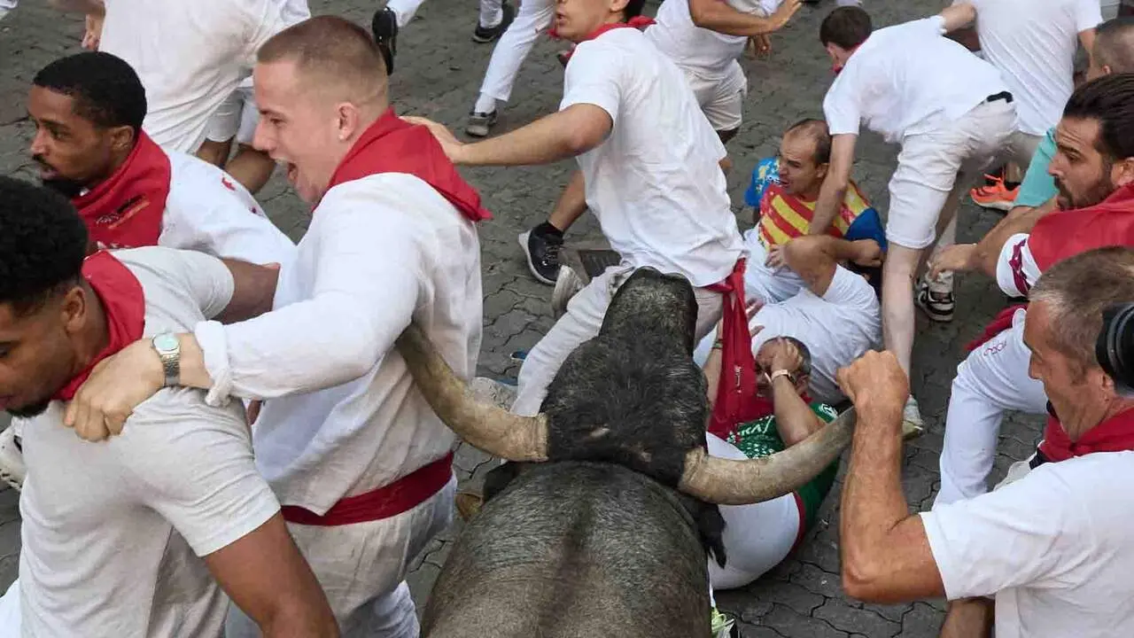 Quinto encierro de San Ferm&iacute;n 2026 con toros de Jos&eacute; Escolar en la curva de Telef&oacute;nica. Eduardo Sanz / Europa Press