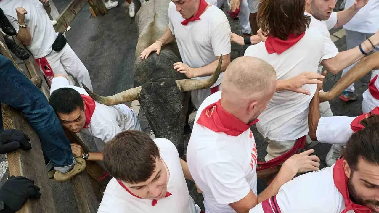 Quinto encierro de San Ferm&iacute;n 2026 con toros de Jos&eacute; Escolar en la curva de Telef&oacute;nica. Eduardo Sanz / Europa Press