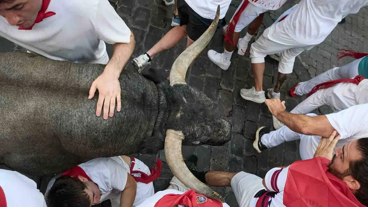 Quinto encierro de San Ferm&iacute;n 2026 con toros de Jos&eacute; Escolar en la curva de Telef&oacute;nica. Eduardo Sanz / Europa Press