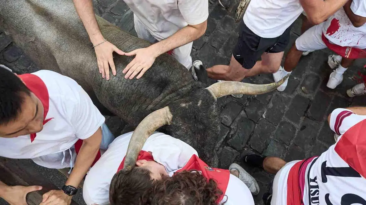 Quinto encierro de San Ferm&iacute;n 2026 con toros de Jos&eacute; Escolar en la curva de Telef&oacute;nica. Eduardo Sanz / Europa Press