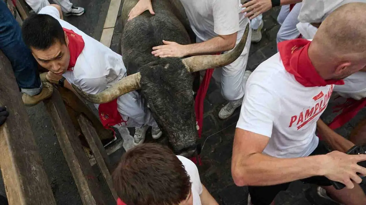 Quinto encierro de San Ferm&iacute;n 2026 con toros de Jos&eacute; Escolar en la curva de Telef&oacute;nica. Eduardo Sanz / Europa Press