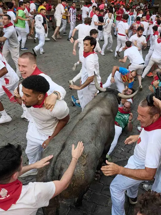 Quinto encierro de San Ferm&iacute;n 2026 con toros de Jos&eacute; Escolar en la curva de Telef&oacute;nica. Eduardo Sanz / Europa Press