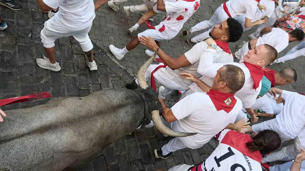 Quinto encierro de San Ferm&iacute;n 2026 con toros de Jos&eacute; Escolar en la curva de Telef&oacute;nica. Eduardo Sanz / Europa Press
