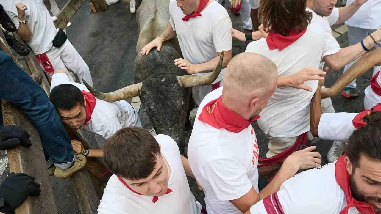 Quinto encierro de San Ferm&iacute;n 2026 con toros de Jos&eacute; Escolar en la curva de Telef&oacute;nica. Eduardo Sanz / Europa Press