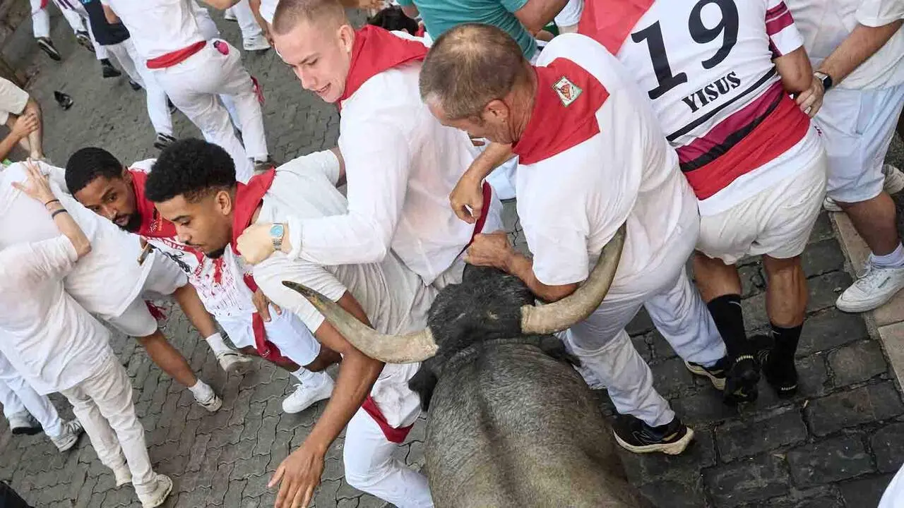 Quinto encierro de San Ferm&iacute;n 2026 con toros de Jos&eacute; Escolar en la curva de Telef&oacute;nica. Eduardo Sanz / Europa Press