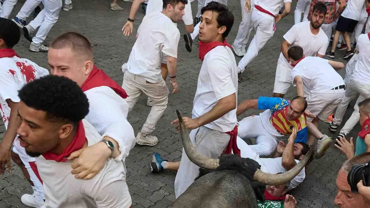 Quinto encierro de San Ferm&iacute;n 2026 con toros de Jos&eacute; Escolar en la curva de Telef&oacute;nica. Eduardo Sanz / Europa Press