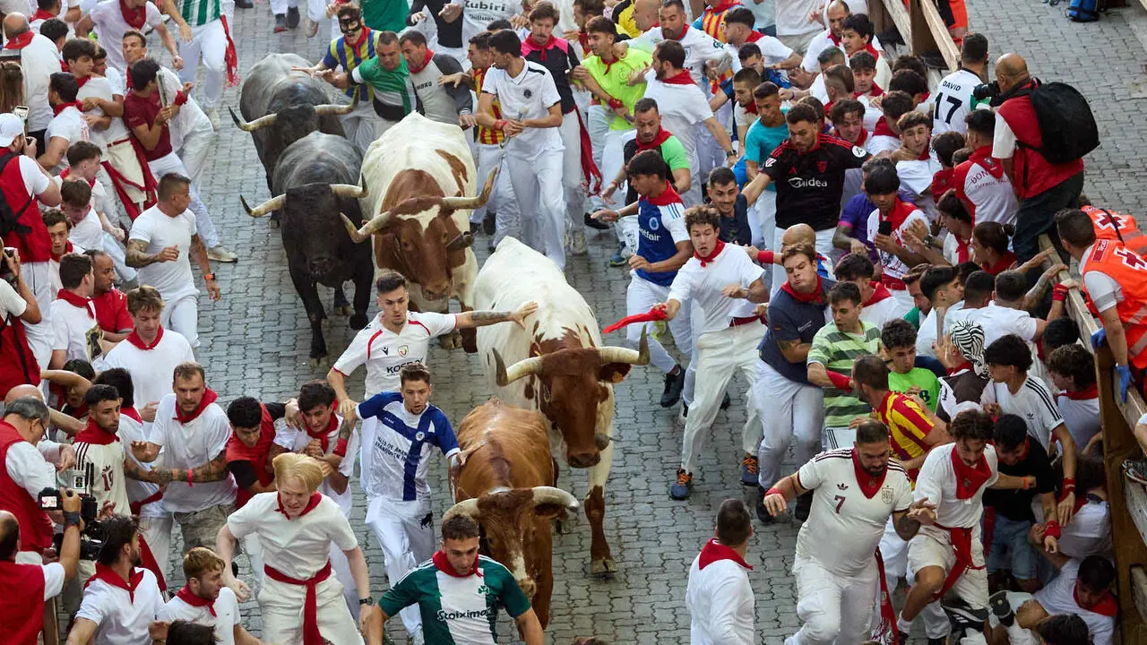 Quinto encierro de San Ferm&iacute;n 2026 con toros de la ganader&iacute;a de Jos&eacute; Escolar en el tramo de Telef&oacute;nica y el callej&oacute;n de entrada a la plaza. I&Ntilde;IGO ALZUGARAY
