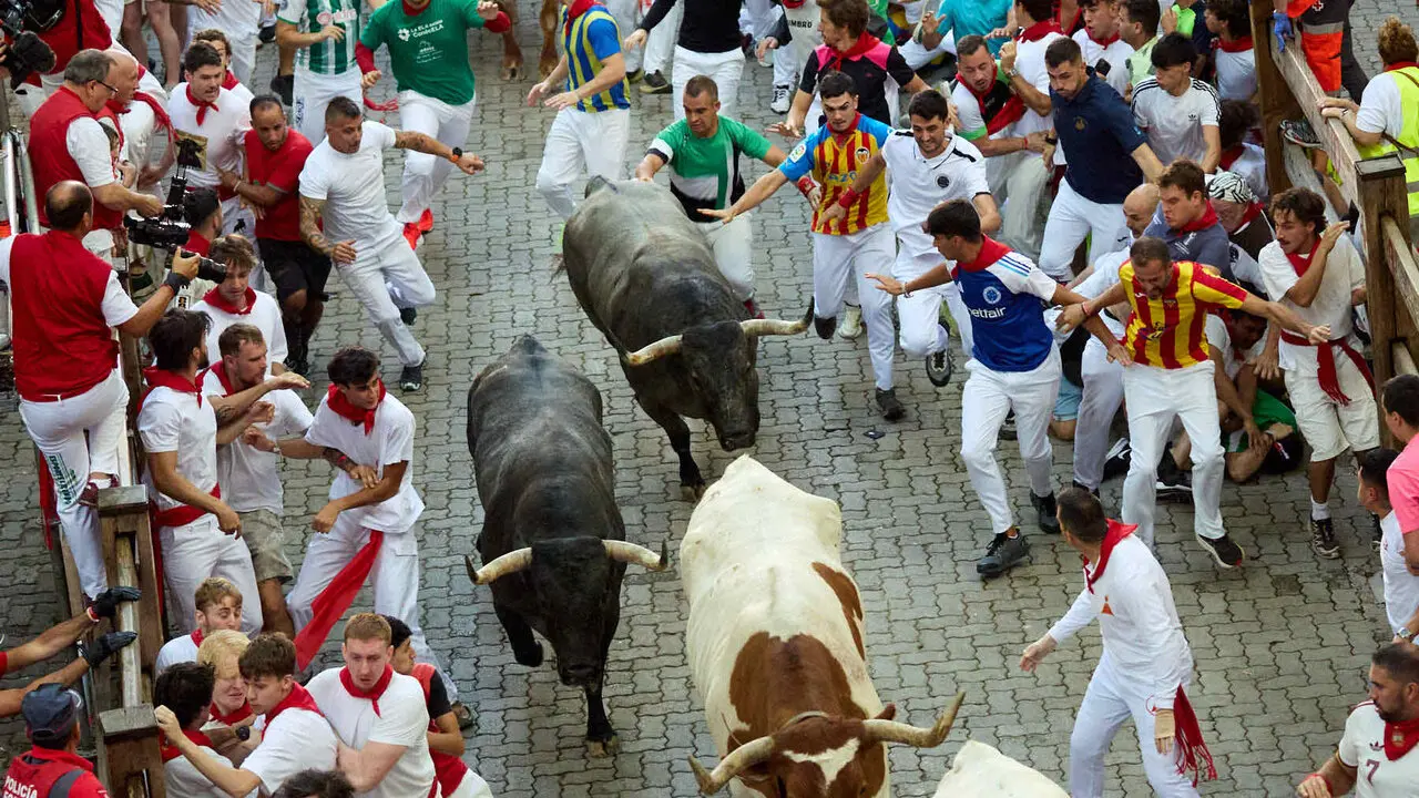 Quinto encierro de San Ferm&iacute;n 2026 con toros de la ganader&iacute;a de Jos&eacute; Escolar en el tramo de Telef&oacute;nica y el callej&oacute;n de entrada a la plaza. I&Ntilde;IGO ALZUGARAY