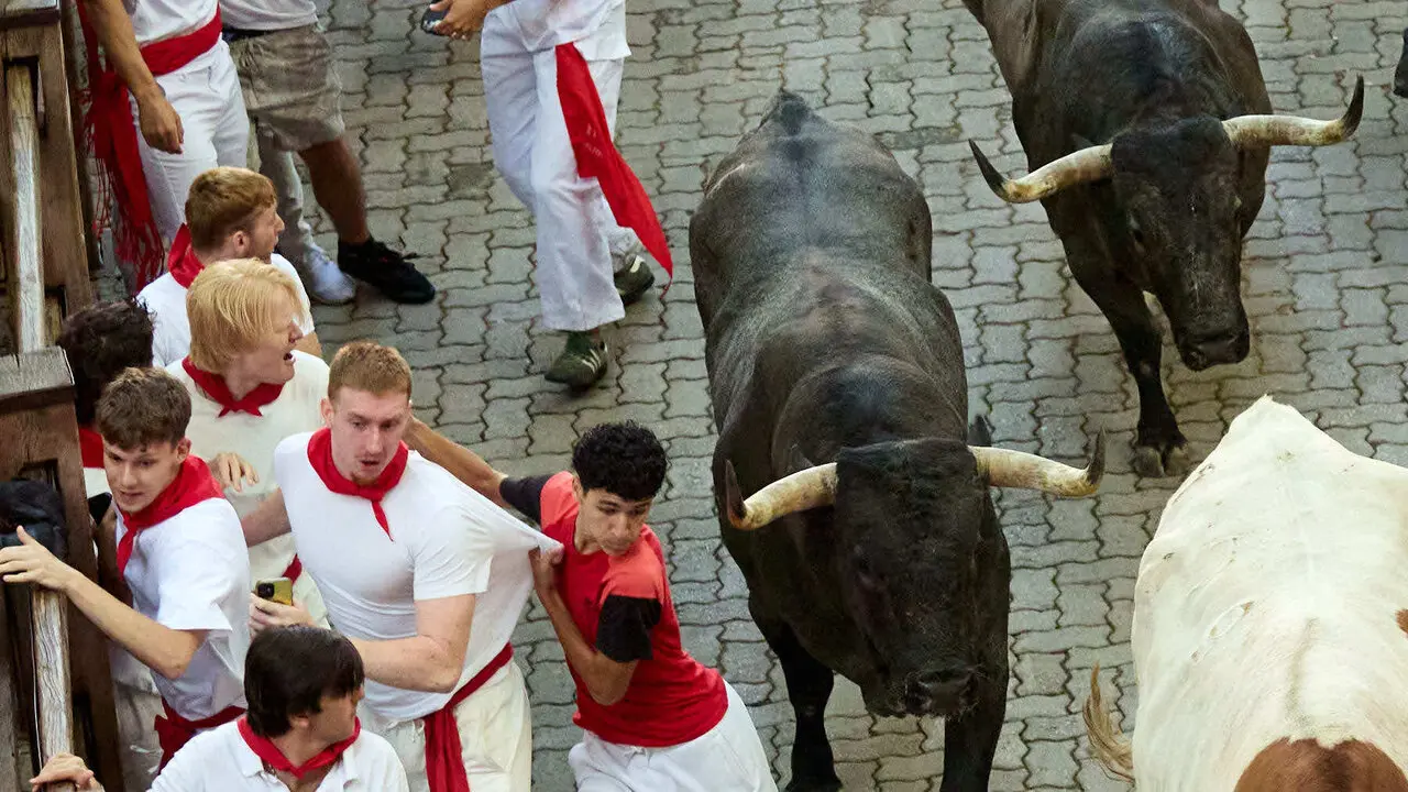 Quinto encierro de San Ferm&iacute;n 2026 con toros de la ganader&iacute;a de Jos&eacute; Escolar en el tramo de Telef&oacute;nica y el callej&oacute;n de entrada a la plaza. I&Ntilde;IGO ALZUGARAY