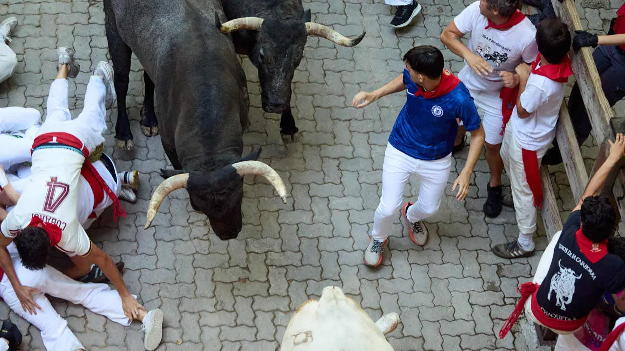 Quinto encierro de San Ferm&iacute;n 2026 con toros de la ganader&iacute;a de Jos&eacute; Escolar en el tramo de Telef&oacute;nica y el callej&oacute;n de entrada a la plaza. I&Ntilde;IGO ALZUGARAY