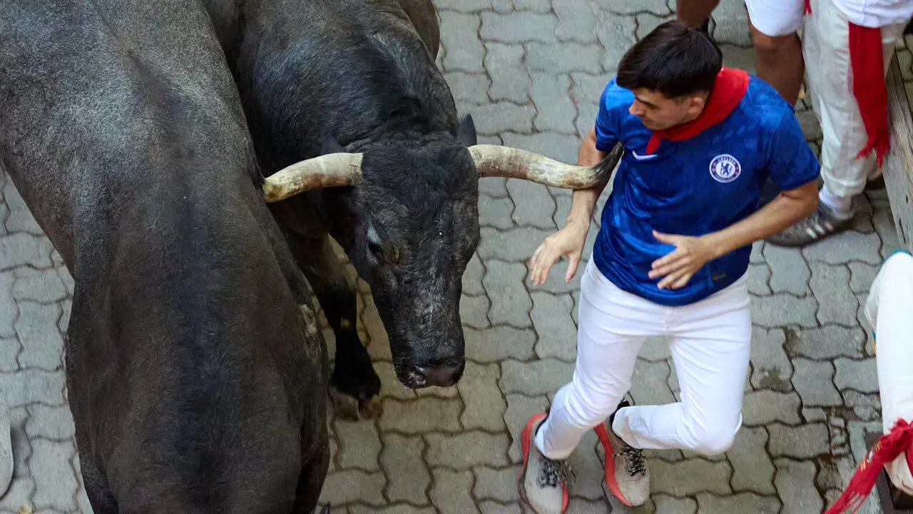 Quinto encierro de San Ferm&iacute;n 2026 con toros de la ganader&iacute;a de Jos&eacute; Escolar en el tramo de Telef&oacute;nica y el callej&oacute;n de entrada a la plaza. I&Ntilde;IGO ALZUGARAY