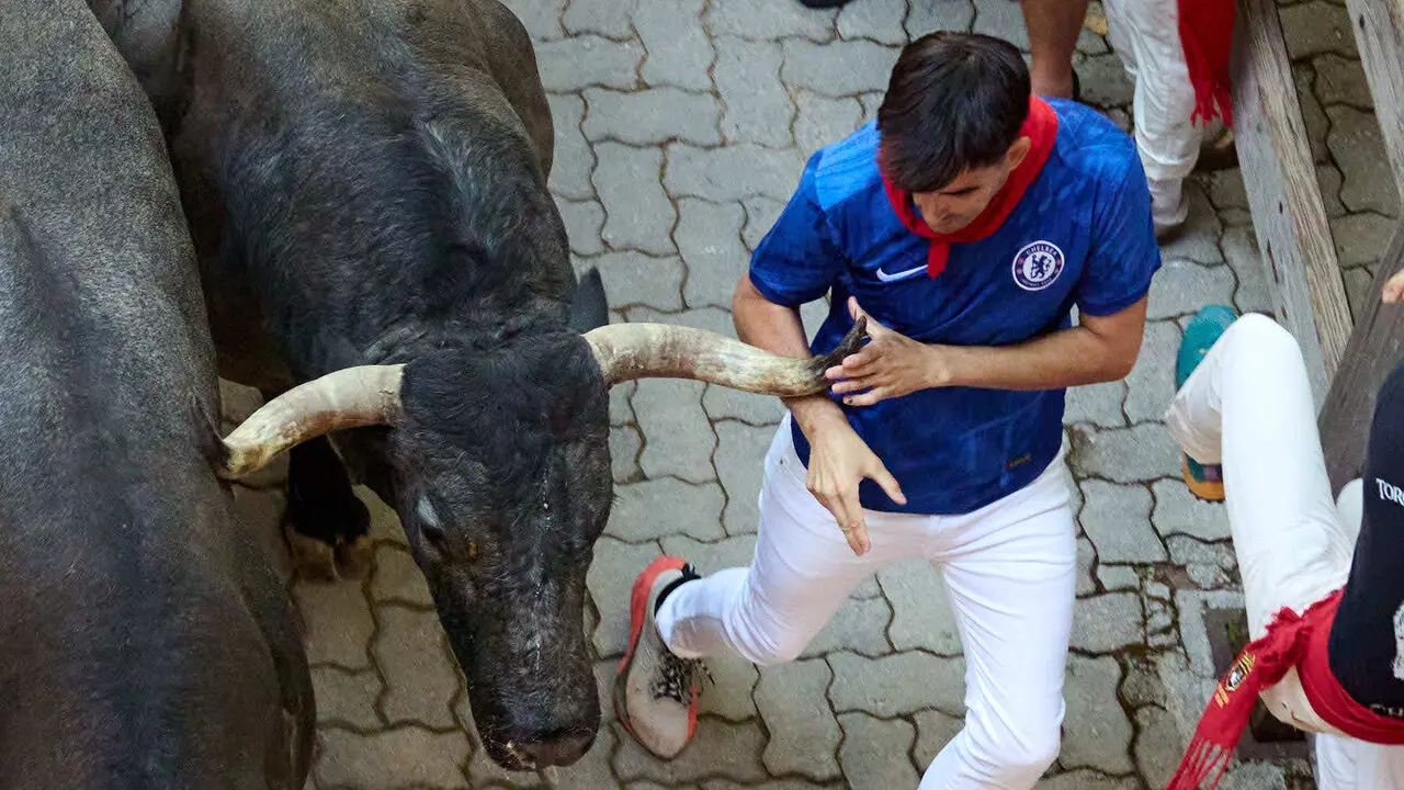 Quinto encierro de San Ferm&iacute;n 2026 con toros de la ganader&iacute;a de Jos&eacute; Escolar en el tramo de Telef&oacute;nica y el callej&oacute;n de entrada a la plaza. I&Ntilde;IGO ALZUGARAY