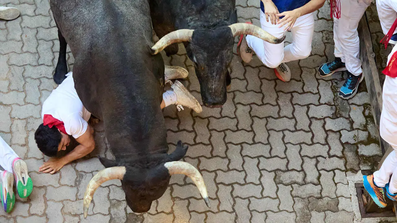 Quinto encierro de San Ferm&iacute;n 2026 con toros de la ganader&iacute;a de Jos&eacute; Escolar en el tramo de Telef&oacute;nica y el callej&oacute;n de entrada a la plaza. I&Ntilde;IGO ALZUGARAY