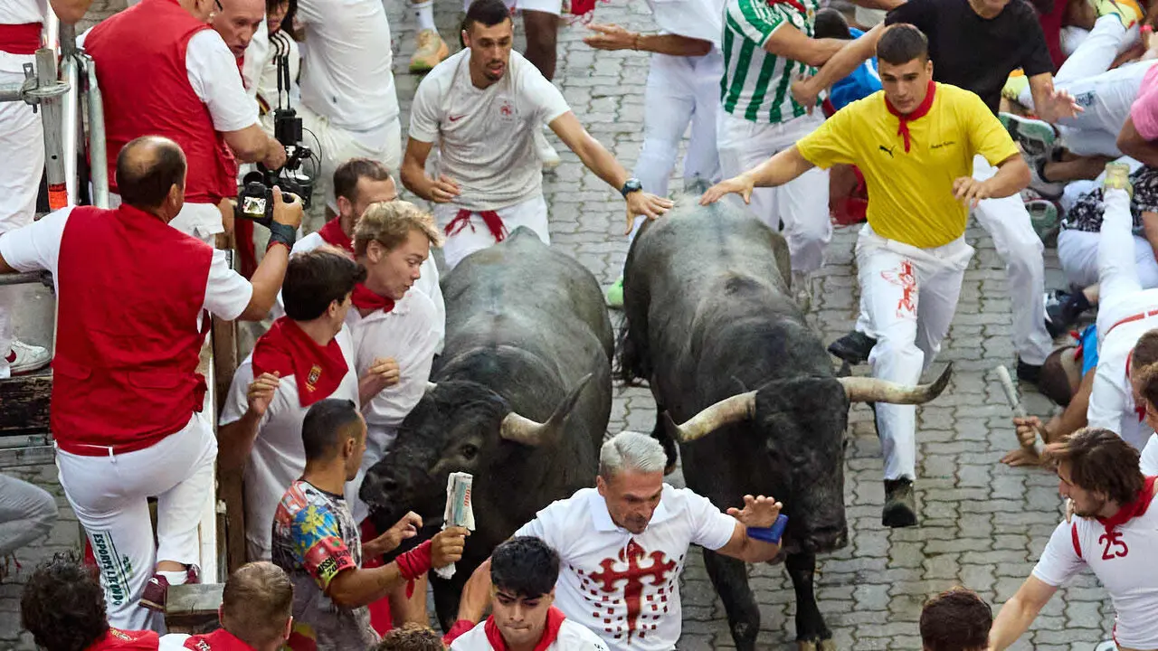 Quinto encierro de San Ferm&iacute;n 2026 con toros de la ganader&iacute;a de Jos&eacute; Escolar en el tramo de Telef&oacute;nica y el callej&oacute;n de entrada a la plaza. I&Ntilde;IGO ALZUGARAY