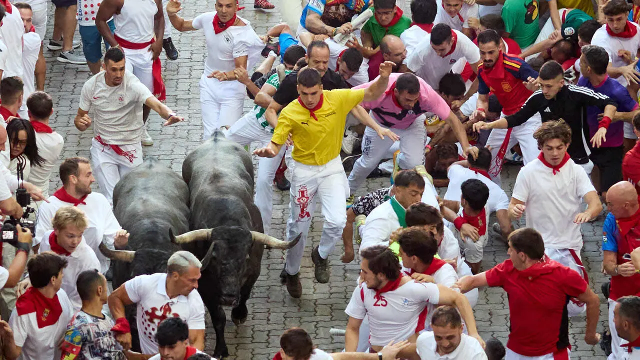 Quinto encierro de San Ferm&iacute;n 2026 con toros de la ganader&iacute;a de Jos&eacute; Escolar en el tramo de Telef&oacute;nica y el callej&oacute;n de entrada a la plaza. I&Ntilde;IGO ALZUGARAY
