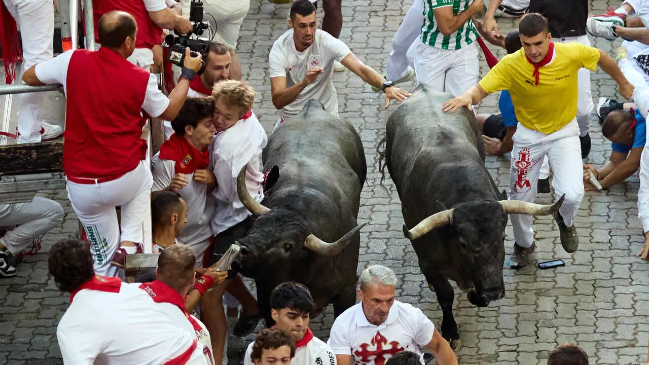 Quinto encierro de San Ferm&iacute;n 2026 con toros de la ganader&iacute;a de Jos&eacute; Escolar en el tramo de Telef&oacute;nica y el callej&oacute;n de entrada a la plaza. I&Ntilde;IGO ALZUGARAY