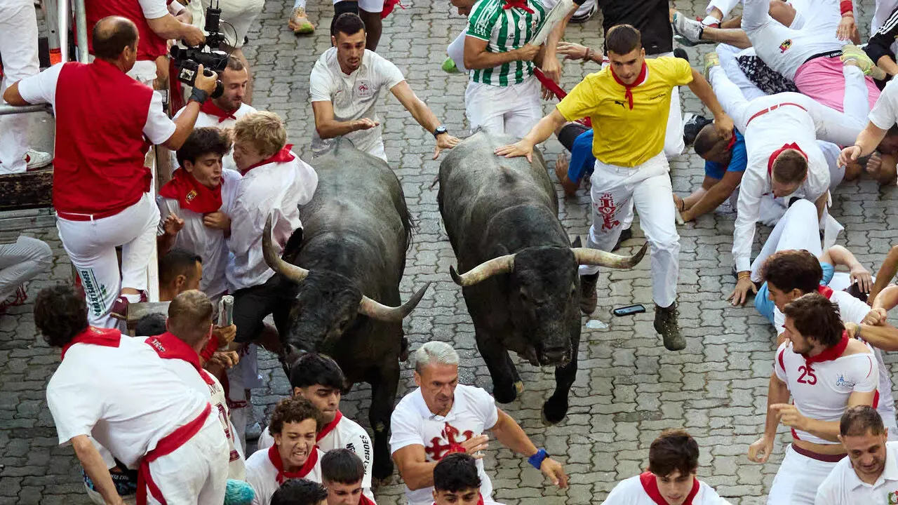 Quinto encierro de San Ferm&iacute;n 2026 con toros de la ganader&iacute;a de Jos&eacute; Escolar en el tramo de Telef&oacute;nica y el callej&oacute;n de entrada a la plaza. I&Ntilde;IGO ALZUGARAY