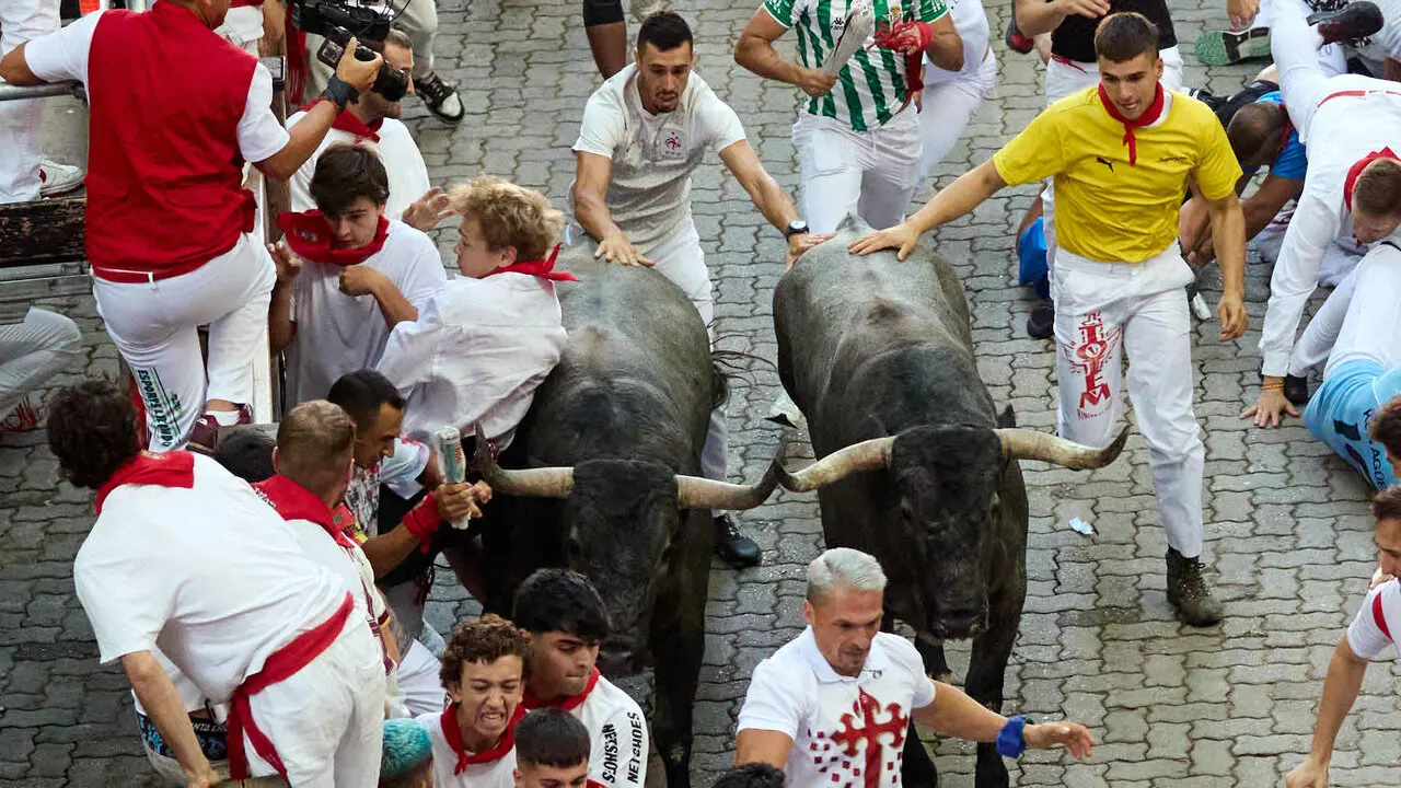 Quinto encierro de San Ferm&iacute;n 2026 con toros de la ganader&iacute;a de Jos&eacute; Escolar en el tramo de Telef&oacute;nica y el callej&oacute;n de entrada a la plaza. I&Ntilde;IGO ALZUGARAY