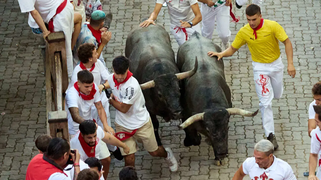 Quinto encierro de San Ferm&iacute;n 2026 con toros de la ganader&iacute;a de Jos&eacute; Escolar en el tramo de Telef&oacute;nica y el callej&oacute;n de entrada a la plaza. I&Ntilde;IGO ALZUGARAY