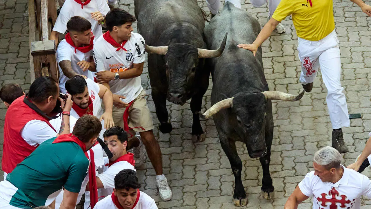 Quinto encierro de San Ferm&iacute;n 2026 con toros de la ganader&iacute;a de Jos&eacute; Escolar en el tramo de Telef&oacute;nica y el callej&oacute;n de entrada a la plaza. I&Ntilde;IGO ALZUGARAY
