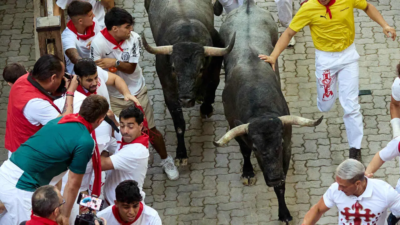 Quinto encierro de San Ferm&iacute;n 2026 con toros de la ganader&iacute;a de Jos&eacute; Escolar en el tramo de Telef&oacute;nica y el callej&oacute;n de entrada a la plaza. I&Ntilde;IGO ALZUGARAY