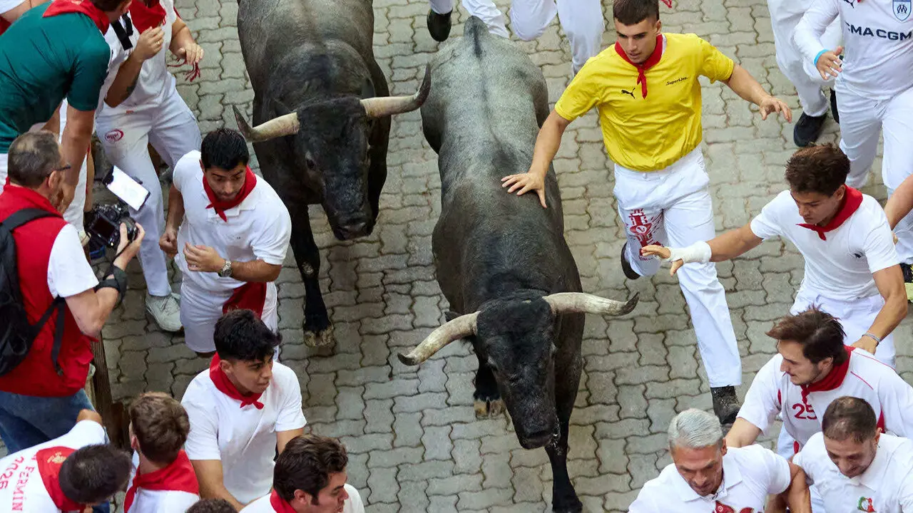 Quinto encierro de San Ferm&iacute;n 2026 con toros de la ganader&iacute;a de Jos&eacute; Escolar en el tramo de Telef&oacute;nica y el callej&oacute;n de entrada a la plaza. I&Ntilde;IGO ALZUGARAY
