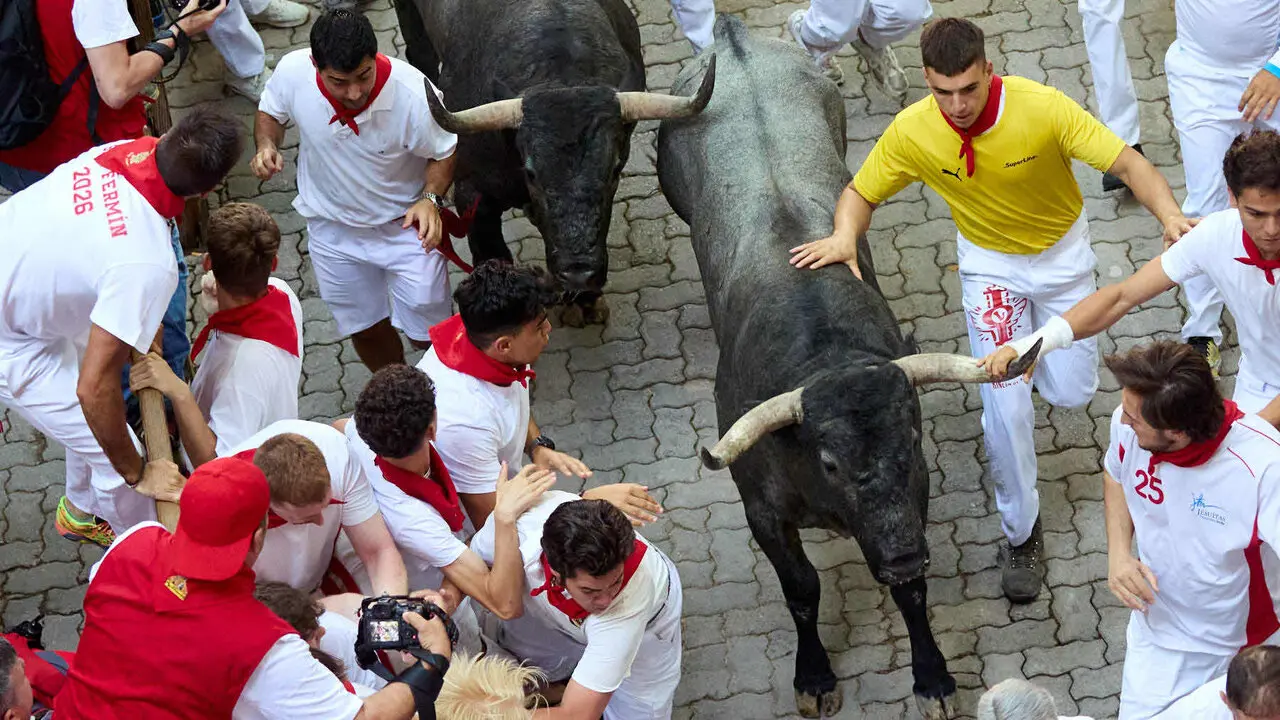 Quinto encierro de San Ferm&iacute;n 2026 con toros de la ganader&iacute;a de Jos&eacute; Escolar en el tramo de Telef&oacute;nica y el callej&oacute;n de entrada a la plaza. I&Ntilde;IGO ALZUGARAY